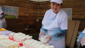 На самом большом молочном празднике гости выпили 55 000 стаканов молока