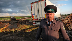Фоторепортаж: Под Ростовом раздавили 178 тонн незаконных яблок