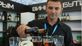 Участники ВЭФ заинтересовались павильоном Крыма из-за вин